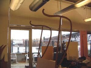 Bus leaning shelter