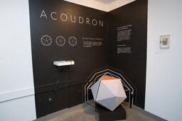 Acoudron : active music listening
